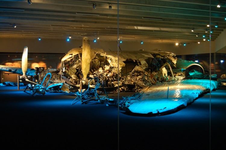 Vraket av den nedskjutna DC 3:an bakom glas på flygvapenmuseum i Linköping.